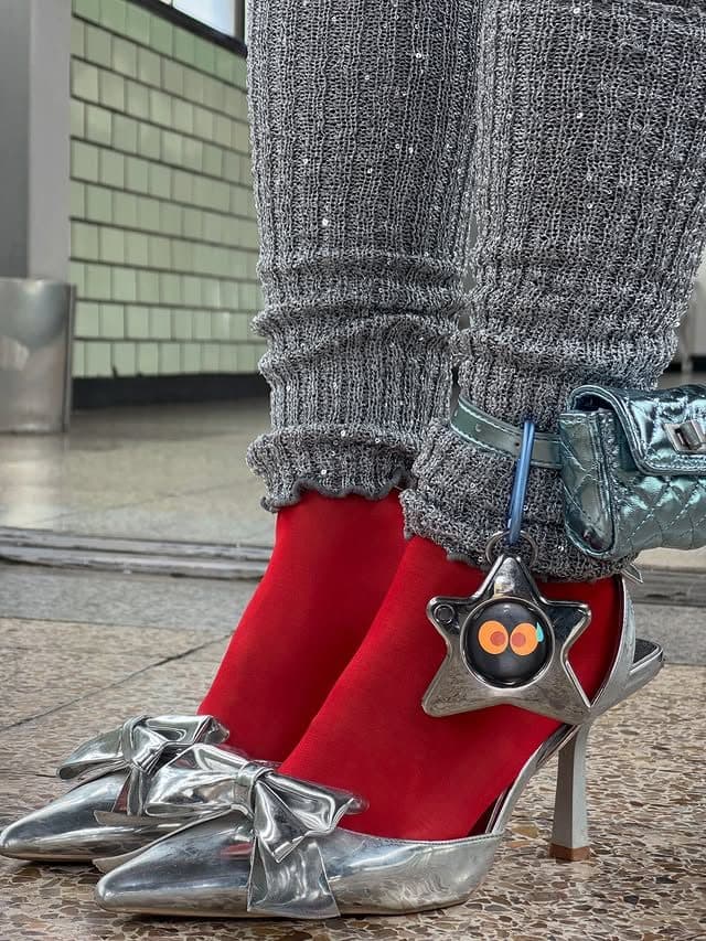 Oneira working prototype balanced on a sneaker heel — unretouched photo